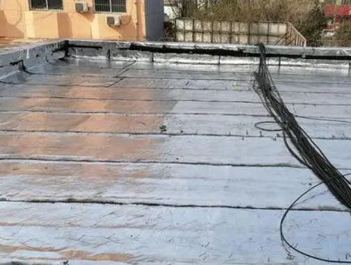 宁远卫生间漏水维修公司分享下宁远屋面楼顶防水刚性防水层施工要点。